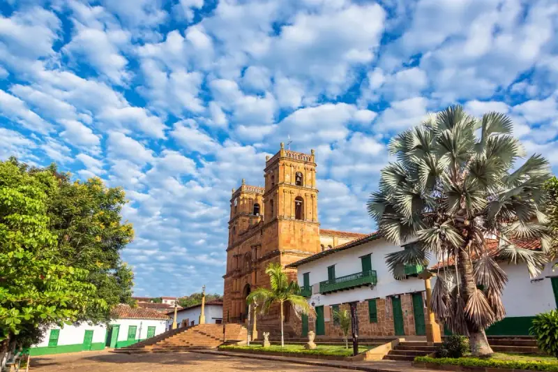 Catedral de piedra y parque principal de Barichara