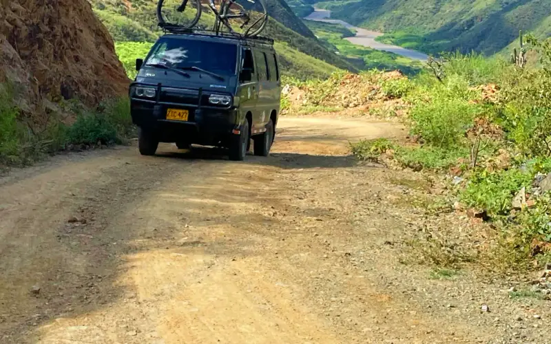 Camioneta con bicicletas en un camino de tierra del cañón del Chicamocha