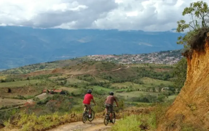 Ciclistas de montaña en un camino del cañón del río Suárez