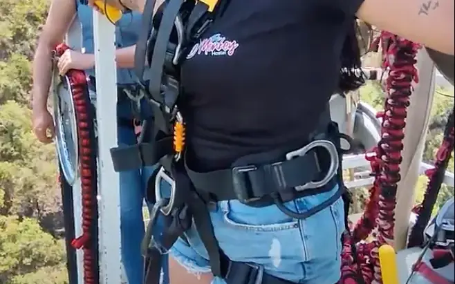 Persona con arnés lista en la plataforma del bungee de 140 metros