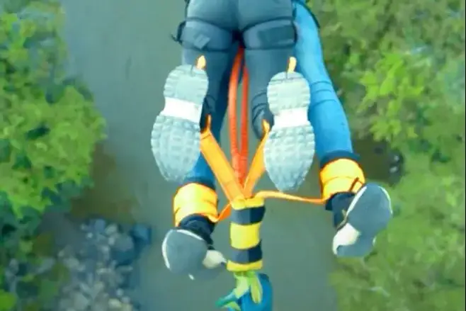 Salto de bungee con el río Fonce abajo
