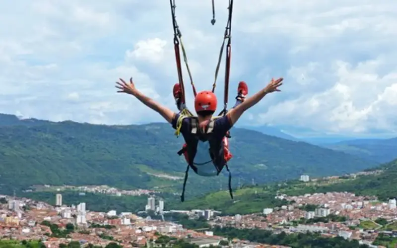 Columpio extremo balanceándose sobre el acantilado con San Gil al fondo