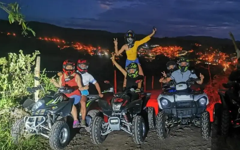 Cuatrimotos con luces encendidas de noche en Curití