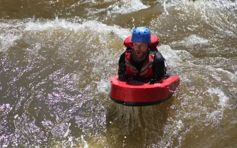 Persona con casco sobre una tabla de hydrospeed en la corriente del Fonce