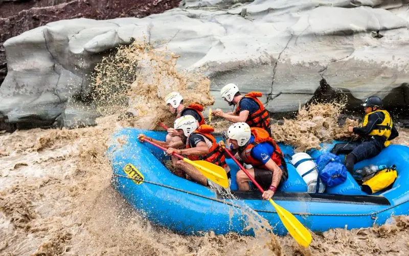 Balsa entre las olas del río Chicamocha