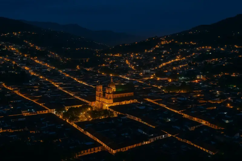 San Gil de noche visto desde lo alto, con la catedral iluminada en el centro