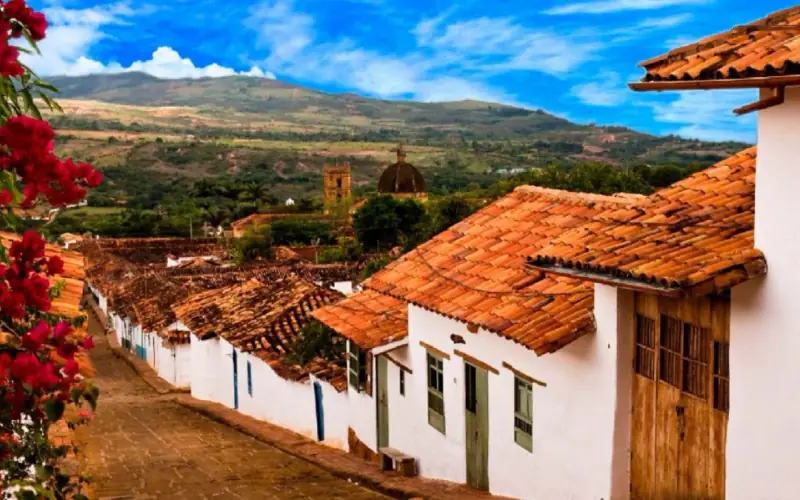 Calle de Barichara con casas blancas y techos de teja de barro