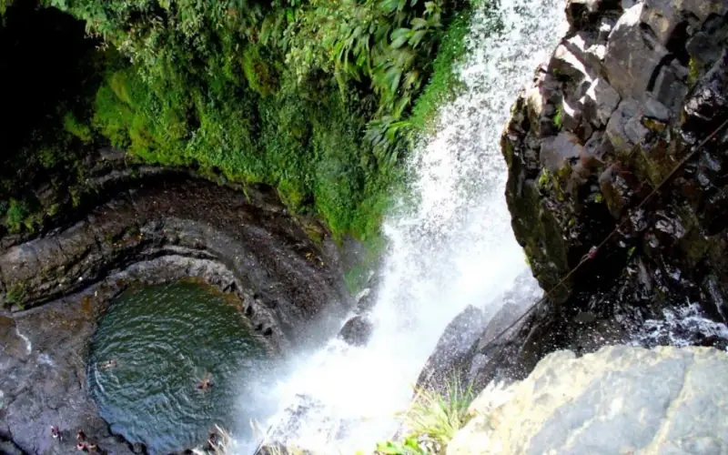 Caída de agua de Juan Curí sobre un pozo rodeado de vegetación