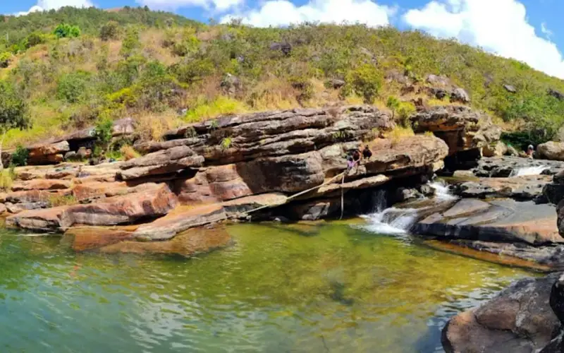Agua clara entre rocas en un balneario natural de Curití